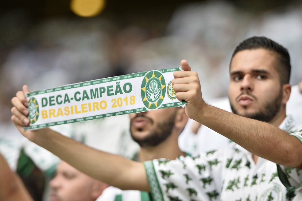 Torcedor exibe faixa de campeão do Palmeiras — Foto: Marcos Ribolli