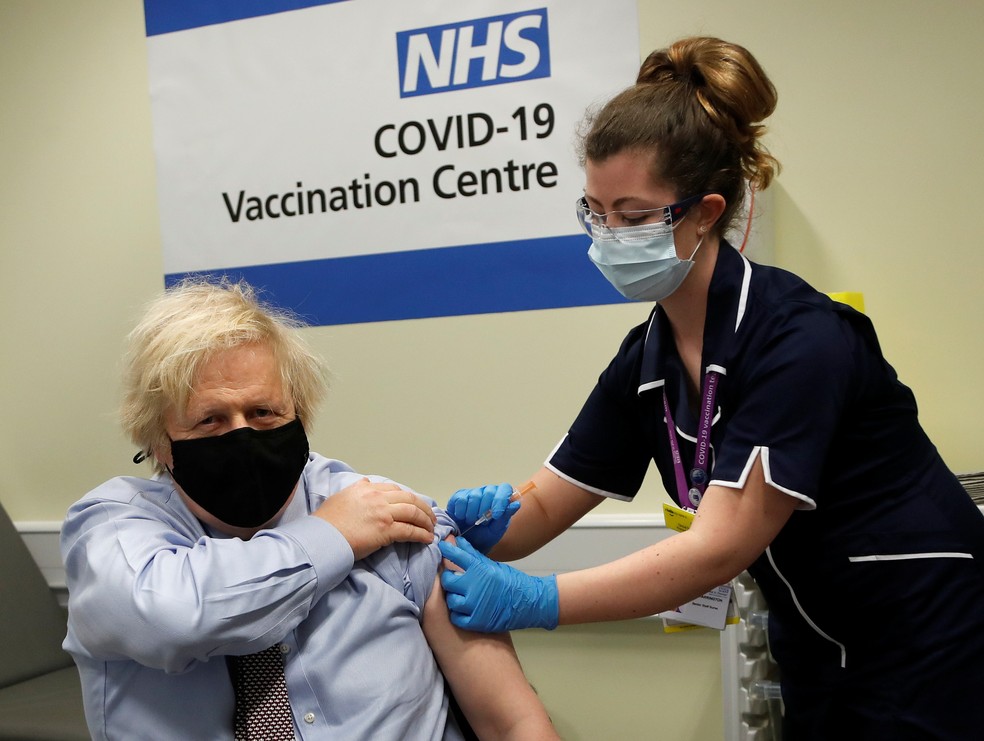 O primeiro-ministro do Reino Unido, Boris Johnson, toma a 1ª dose da vacina Oxford/AstraZeneca em Londres em março — Foto: Frank Augstein/Pool via Reuters