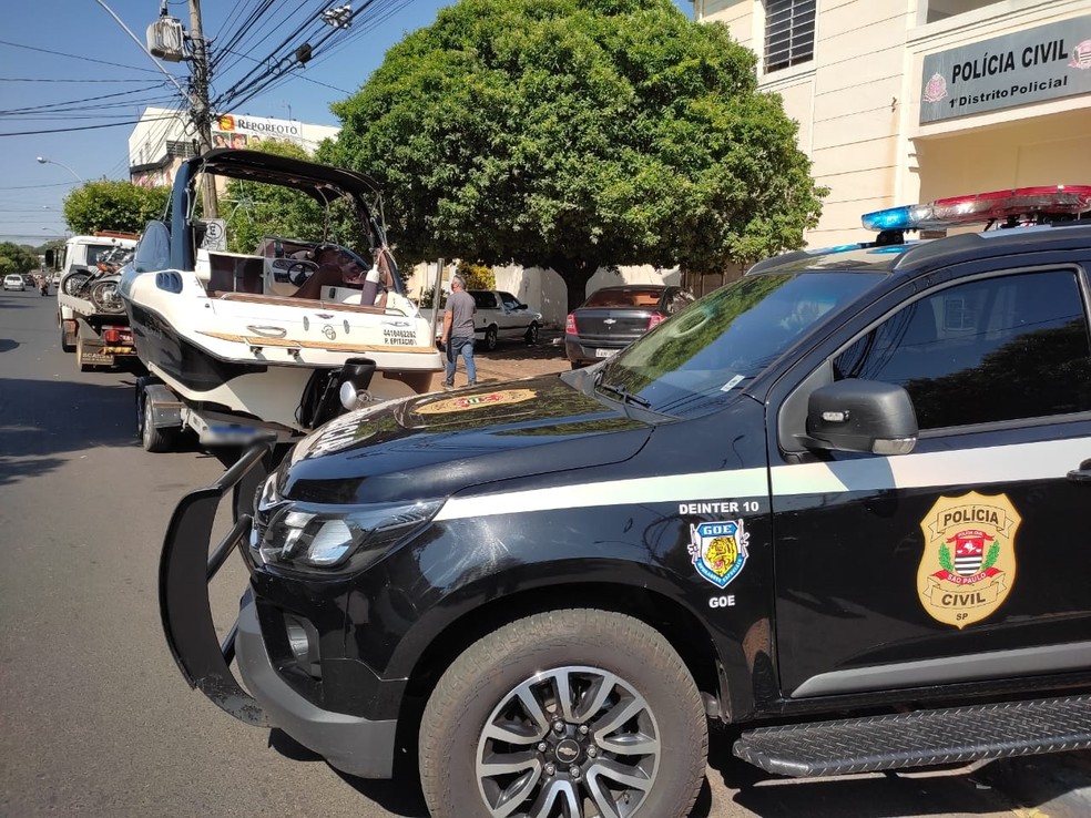 Polícia Civil apreende lancha, carros de luxo e motos em condomínio de ranchos em Penápolis (SP) — Foto: Ivan Ambrósio/Jornal Interior