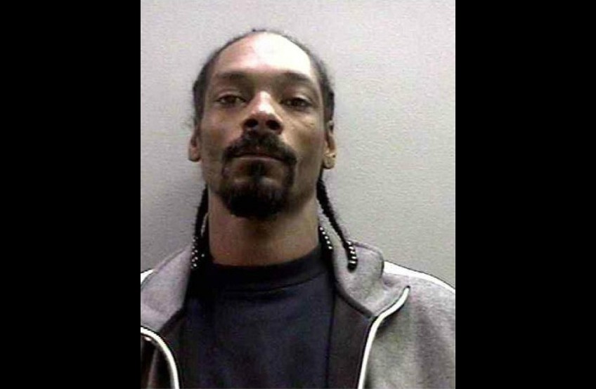 Snoop Lion (ex Snoop Dogg, Snoop Doggy Dogg, Snoop Zilla) em diversos momentos da vida. Acusações: porte de arma de fogo, porte de cocaína, homicídio culposo (sem intenção de matar), porte de maconha etc. (Foto: Divulgação)