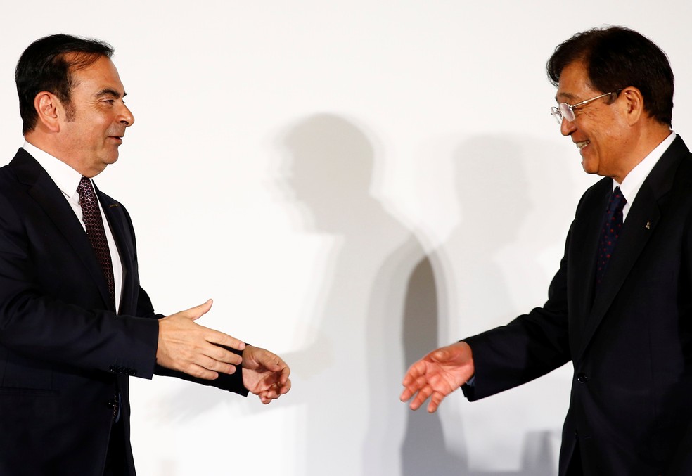 Carlos Ghosn e Osamu Masuko, CEO da Mitsubishi, no dia em que foi anunciada a compra de 34% das aÃ§Ãµes da montadora japonesa pela Nissan, em 2016 â€” Foto: Thomas Peter / Reuters