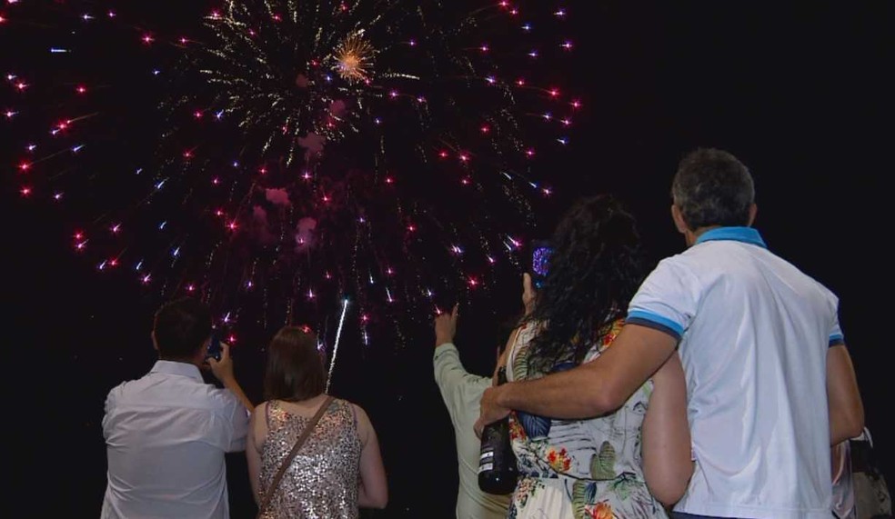 Comemoração de réveillon na beira do Guaíba, em Porto Alegre (Foto: Reprodução/RBS TV)