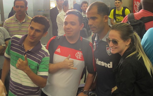 Curtinha: torcedores do Fla tietam Felipe no desembarque do Flu