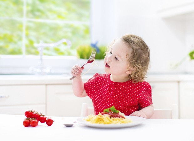 criança comendo (Foto: thinkstock)