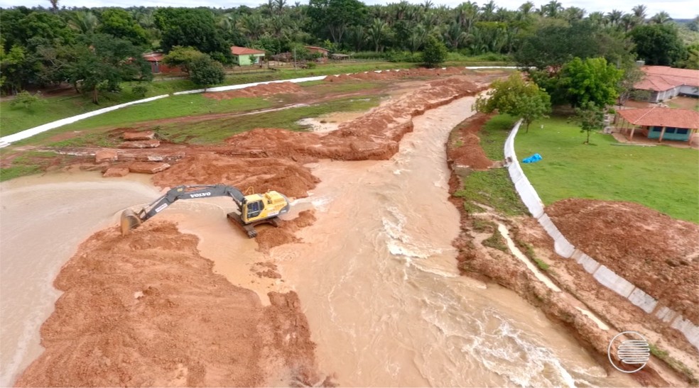 Desvio para o rio Marataoan tenta impedir rompimento da Barragem do Bezerro (Foto: Reprodução/TV Clube)