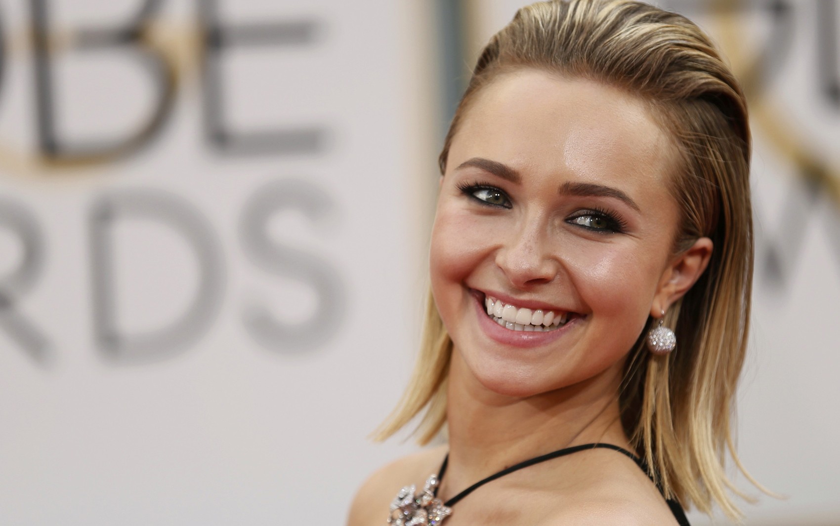 Hayden Panettiere revela vício em drogas e álcool, e diz que equipe lhe dava 'pílulas da felicidade' aos 15 anos