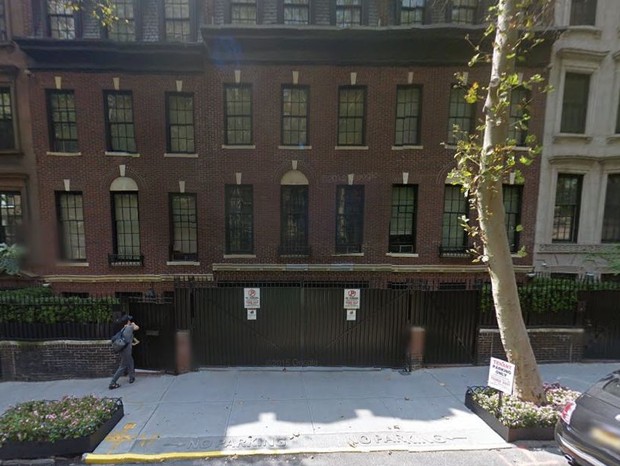 O prédio de Madonna com avisos de proibido estacionar (Foto: Reprodução/Google Street View)