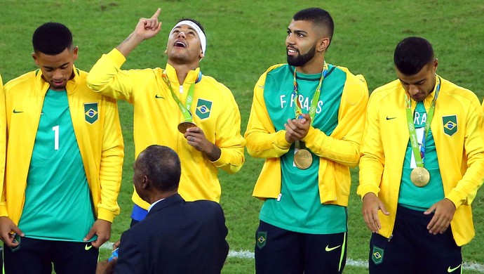 Neymar medalha Brasil X Alemanha Final (Foto: Agência Reuters)