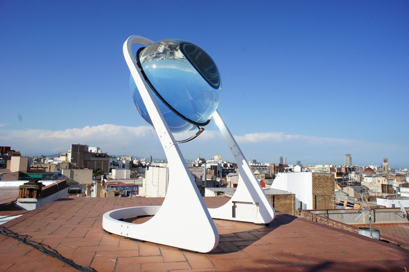 Seguindo a lógica de uma lupa, o dispositivo intensifica os raios solares que a atravessam (Foto: Reprodução / Rawlemon)