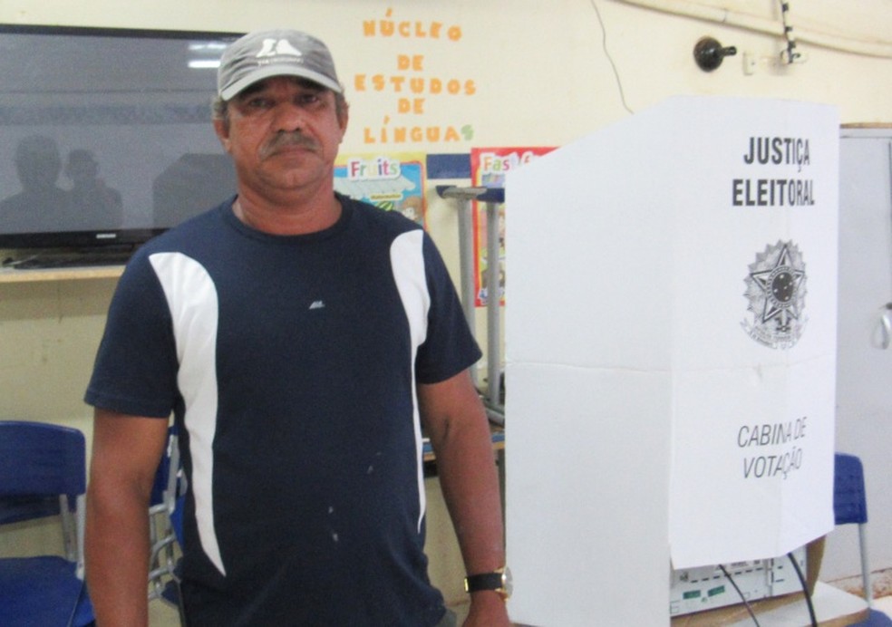 Joel Santana não dormiou para ser o primeiro a votar  — Foto: Ana Clara Marinho/TV Globo 