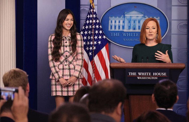 WASHINGTON, DC - JULY 14: White House Press Secretary Jen Psaki introduces Pop music star and Disney actress Olivia Rodrigo to reporters at the beginning of the daily news conference in the Brady Press Briefing Room at the White House on July 14, 2021 in  (Foto: Getty Images)