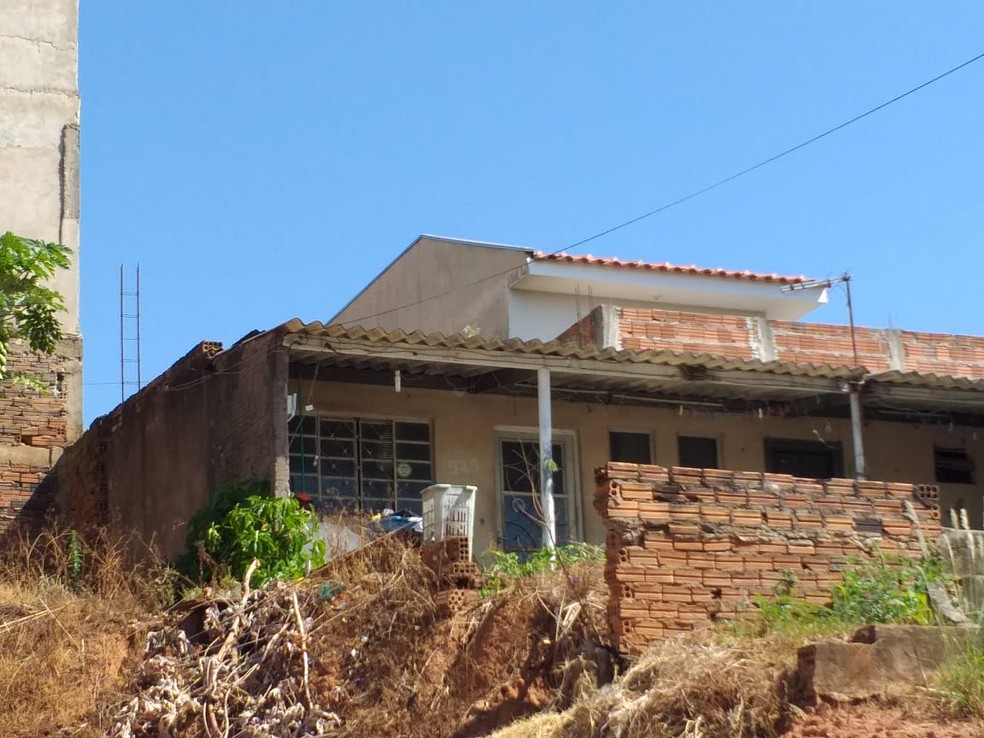 Terreno da rua de cima, que faz divisa com o imóvel fica exatamente no mesmo nível do telhado — Foto: Heloise Hamada/G1