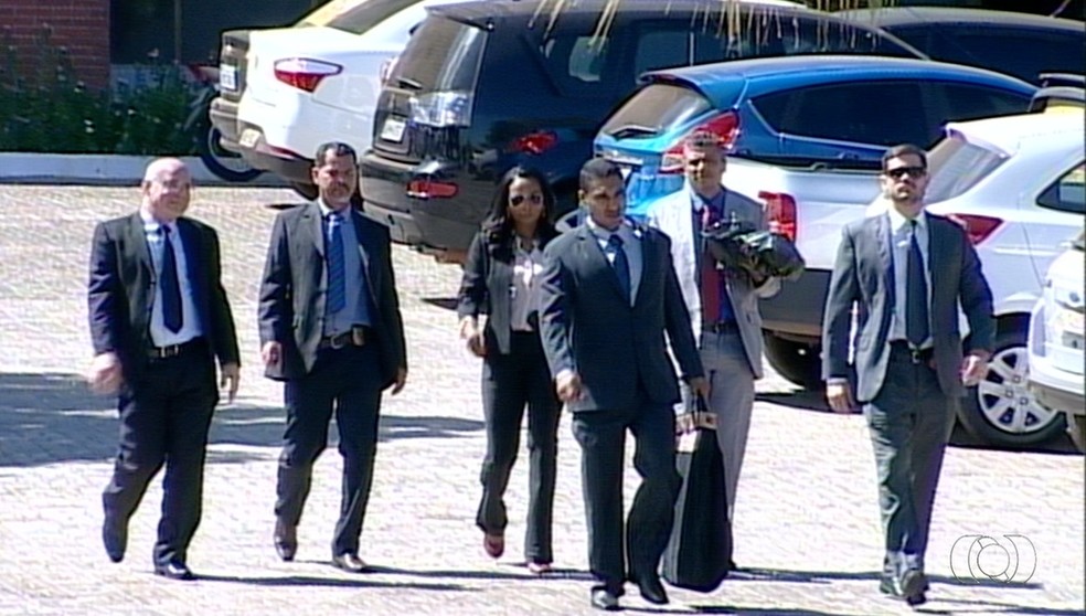 Agentes da PF deixando o Palácio Araguaia após apreender documentos (Foto: Reprodução/TV Anhanguera)