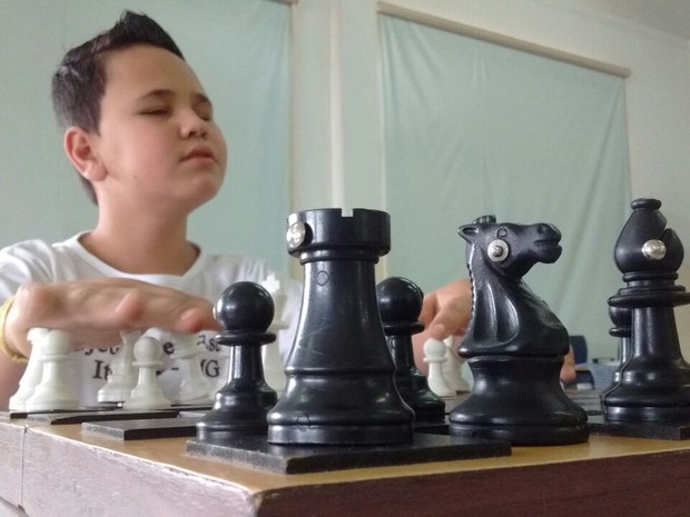 Menino jogar xadrez. sem rosto