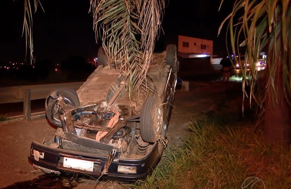 Carro capota em trevo da BR-452 em Uberlândia; motorista não foi visto no local
