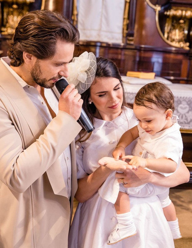 Elieser Ambrosio e Kamilla Salgado reúnem família no batizado do filho (Foto: Fernanda Toigo/Divulgação)