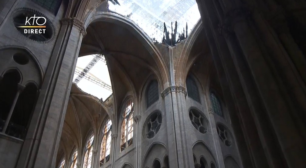 No início da missa, a transmissão da KTOTV mostrou uma pilha de escombros do incêndio dentro da Catedral de Notre-Dame — Foto: Reprodução/KTOTV