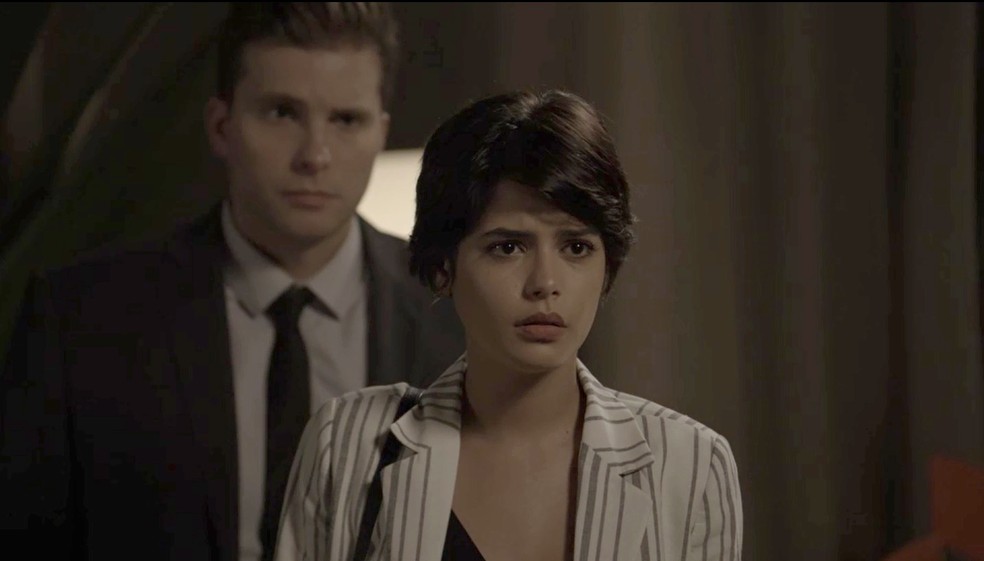 Adriana fica chocada quando Clara revela que é sua irmã (Foto: TV Globo)
