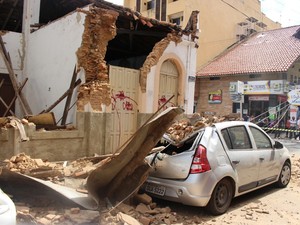 Carros estacionados ao lado da residência, no Centro de Teresina, ficaram danificados (Foto: Samantha Araújo/G1)