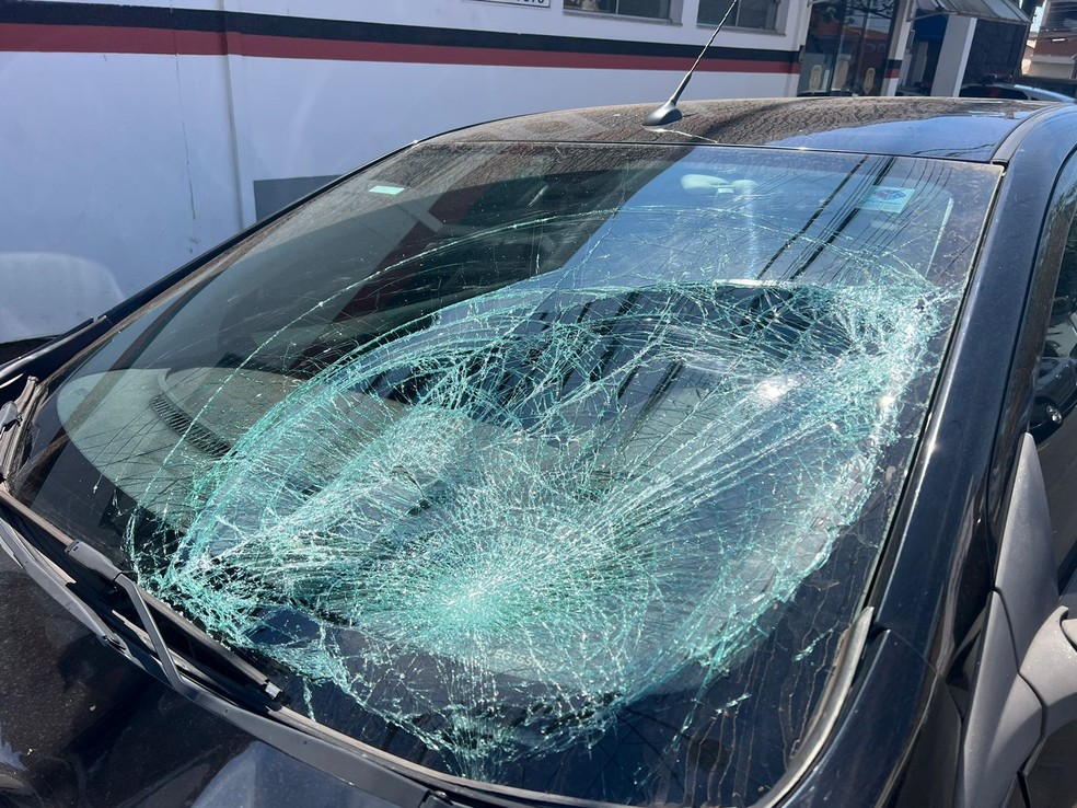 Carro que atropelou e matou três pessoas em Limeira ficou destruído — Foto: Giuliano Tamura/EPTV
