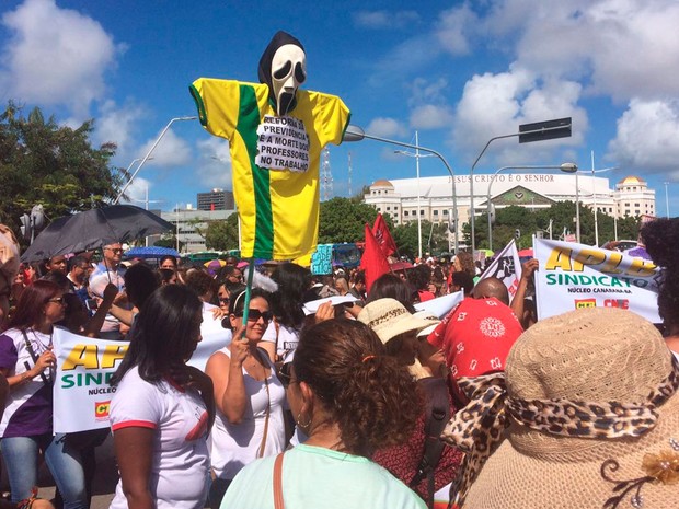 Protesto na Avenida ACM, em frente ao Shopping da Bahia, em Salvador (Foto: Henrique Mendes/G1)