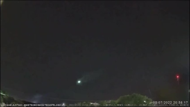 Meteoro de cor verde 'explode' no céu de SC