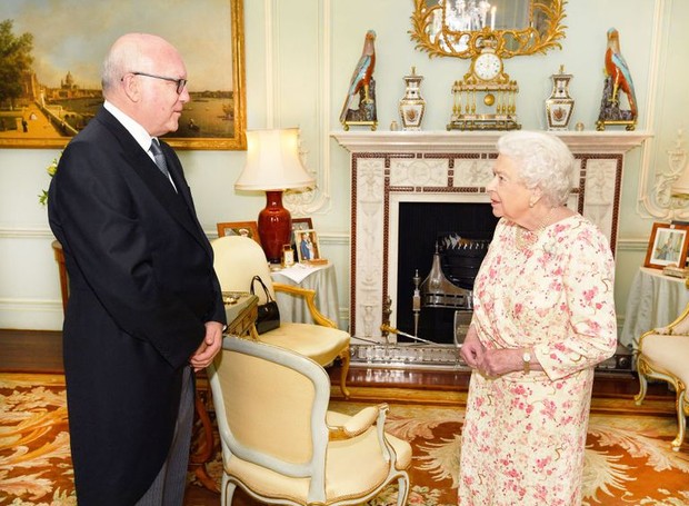 Apesar de passar pelas gerações reais britânicas, a rainha Elizabeth adiciona detalhes pessoais à decoração (Foto: Delish/ Reprodução)