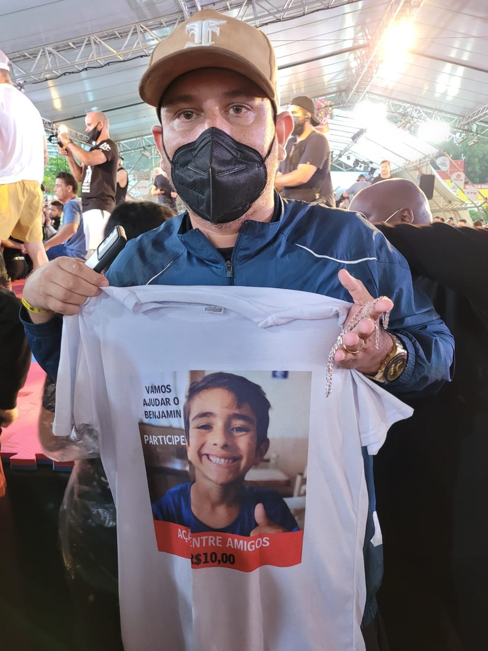André Clos, que exibia a camisa com a foto do filho, Benjamin. — Foto: Marcelo Barone 