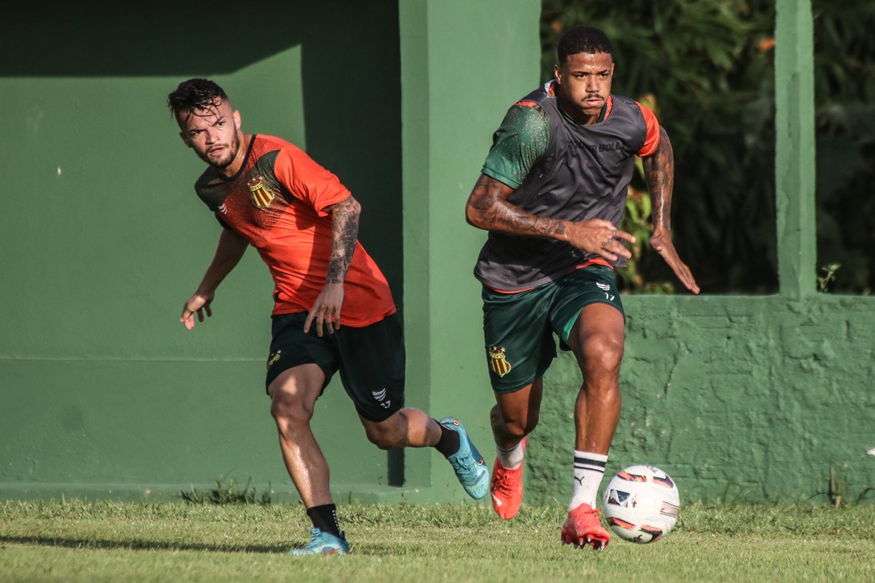 Nadson durante treino no CT do Sampaio — Foto: Ronald Felipe/SCFC