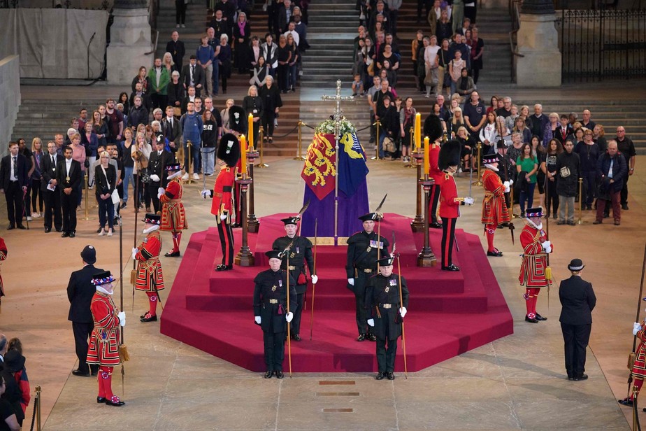 O caixão da rainha Elizabeth II  no Palácio de Westminster, em Londres