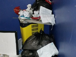 Escola está sem serviço de limpeza há uma semana (Foto: Arquivo pessoal)