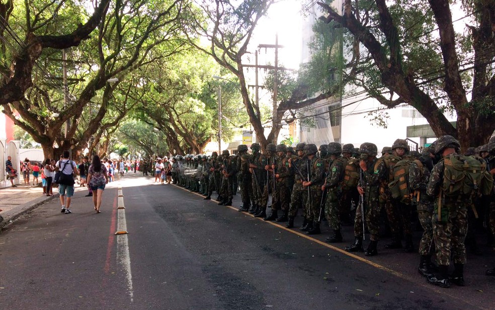 Exército enfileirado no Corredor da Vitória (Foto: Henrique Mendes/G1)