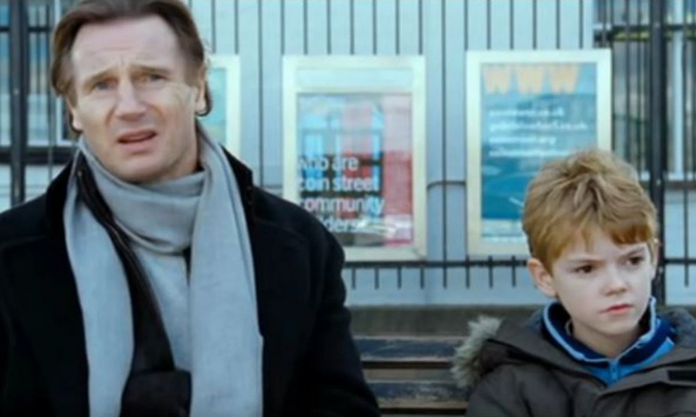 Liam Neeson e Thomas Brodie-Sangster em cena de Simplesmente Amor (2003) (Foto: Reprodução)