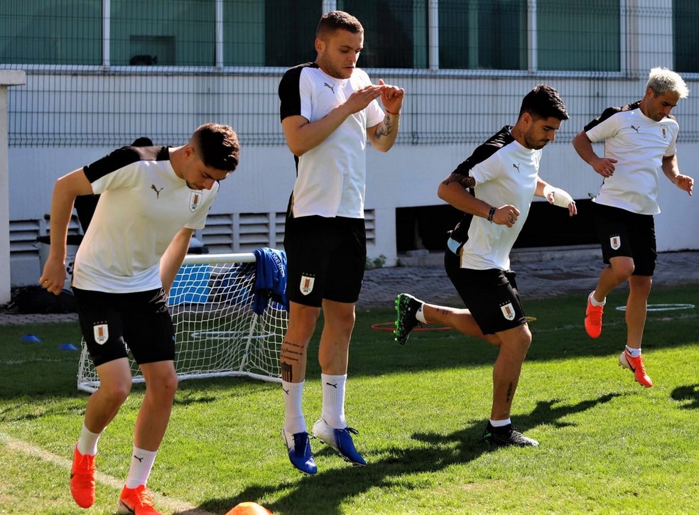 Elenco uruguaio treina no CT do Fluminense, e Suárez segue com mão imobilizada — Foto: Divulgação/AUF