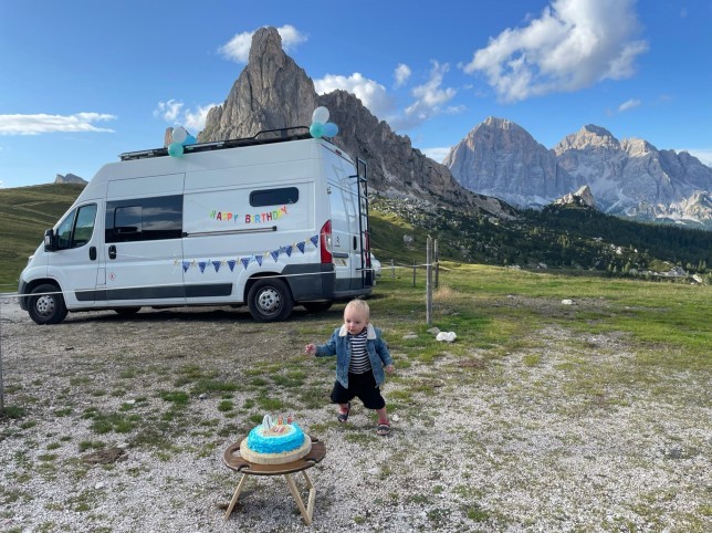 Bebê que nasceu durante a pandemia, mora há 14 meses em uma van, viajando pela Europa com os pais (Foto: Reprodução/Metro)