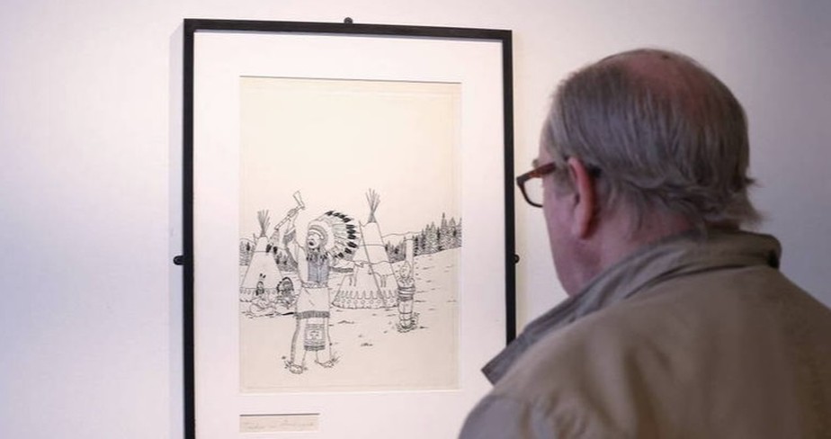 Visitante observa o desenho original da obra 'Timtim na América', de autoria do cartunista belga Hergé , em casa de leilões em Bruxelas, na Bélgica
