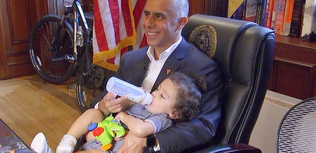 Jorge Elorz deixa uns brinquedos para o filho brincar no escritório (Foto: Reprodução: Vídeo/Today )