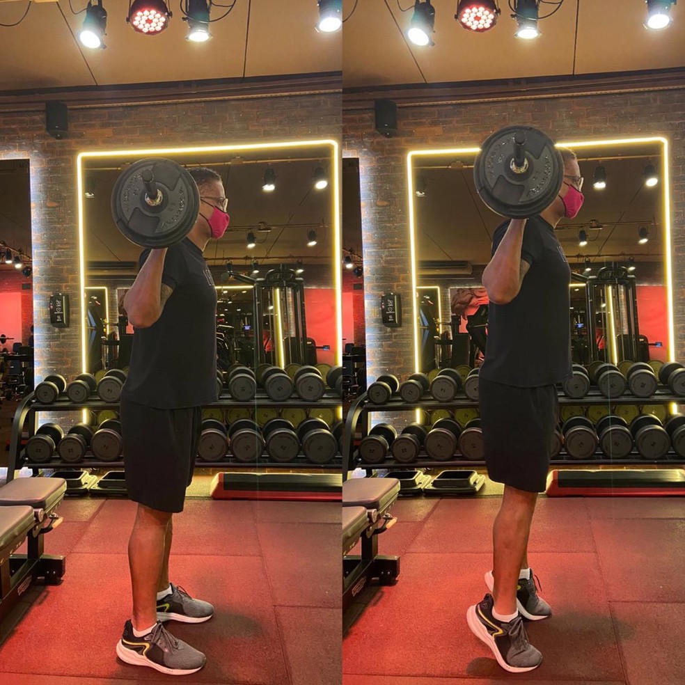 O uso da barra de pesos ajuda a aumentar o nível de dificuldade do exercício. — Foto: Divulgação/ Les Cinq Gym