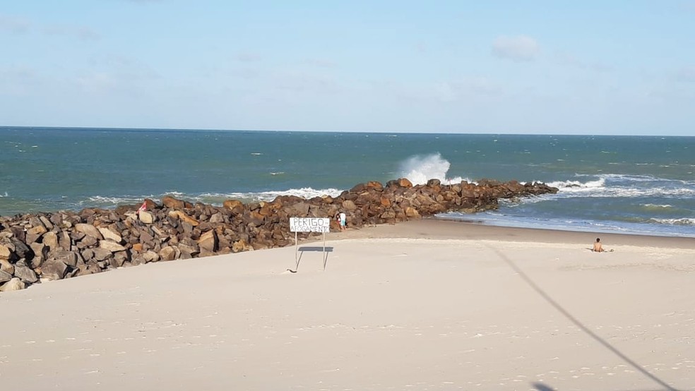 Estudante se afogou no domingo (11), quando ele e dois amigos tomavam banho em uma Ã¡rea considerada perigosa na praia de Areia Preta  â€” Foto: SÃ©rgio Henrique Santos/Inter TV Cabugi