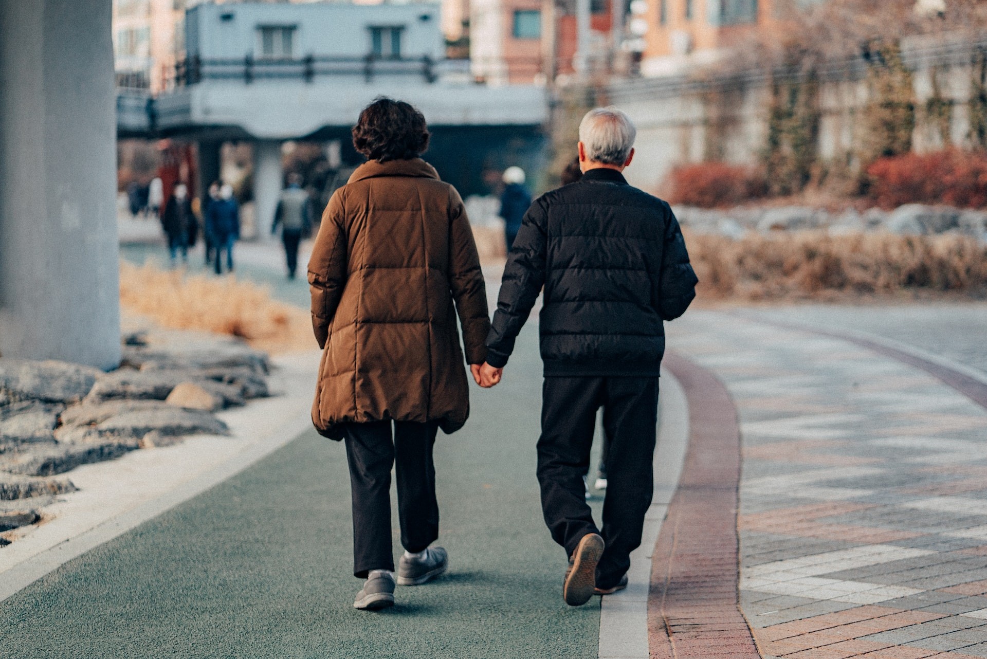 Velocidade da caminhada é uma métrica melhor para avaliar o risco de morte pela perda muscular em idosos (Foto: Daniel Bernard/Unsplash)