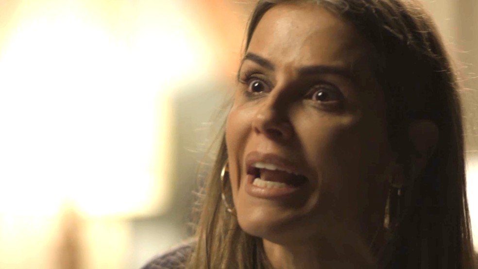 Karola pede perdão a Valentim — Foto: TV Globo