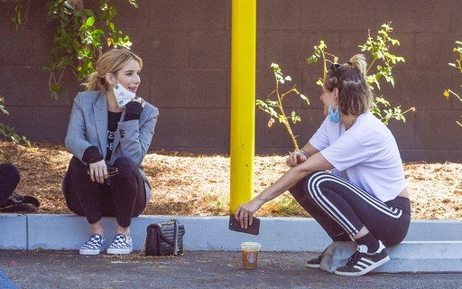 Emma Roberts e Kristen Stewart se encontram para café em Los Angeles