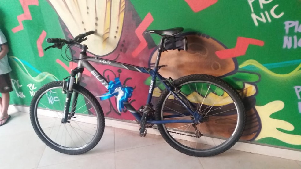 Bicicleta foi doada a porteiro de escola em festinha de aniversário — Foto: Divulgação/Janaína Patrícia