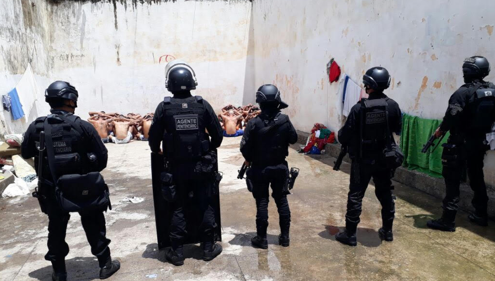 Vistoria em cadeia no Ceará apreende 30 celulares, 12 baterias e drogas. (Foto: Sindasp/CE)