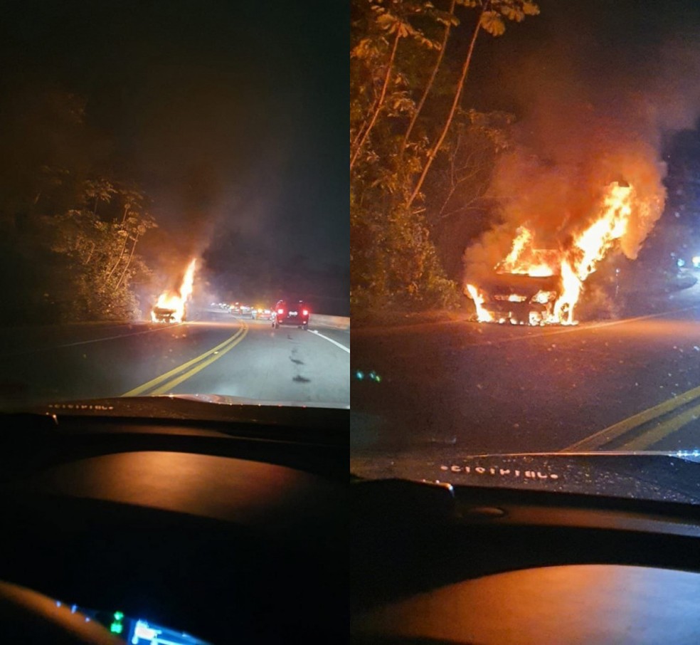 Carro pega fogo e é destruído após pane elétrica em rodovia de Bertioga, SP. — Foto: Reprodução/Aconteceu em Bertioga
