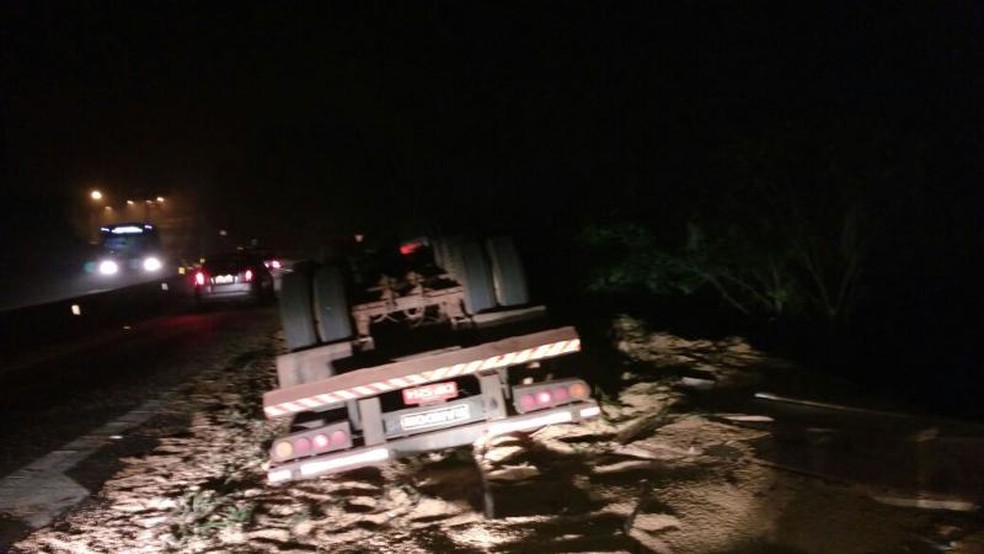 Caminhão tombou no km 49 da rodovia Raposo Tavares em São Roque (Foto: Polícia Rodoviária/Divulgação )