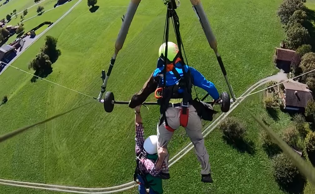 Turista Fica Pendurado Em Asa Delta Apenas Pelas Maos Em Voo Na Suica Veja Video Mundo G1