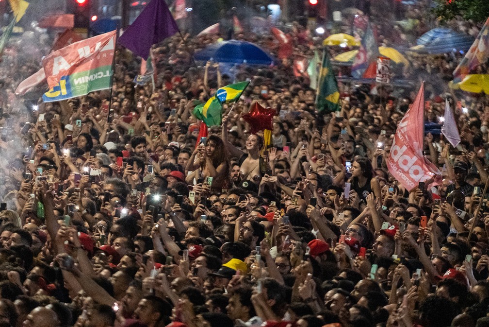 Multidão festeja a vitória de Lula na Paulista. Ao centro, sentadas nos ombros de amigos, duas jovens aparecem fazendo topless — Foto: Fábio Tito/g1