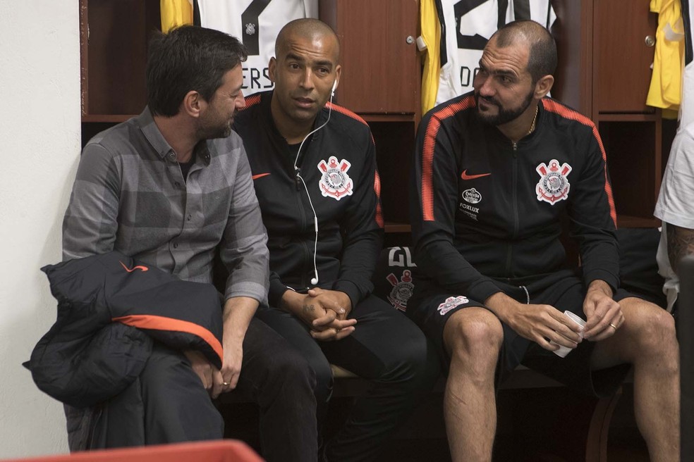 Emerson Sheik e Danilo ao lado do diretor de futebol Duílio Monteiro Alves (Foto: Daniel Augusto Jr/Ag. Corinthians)