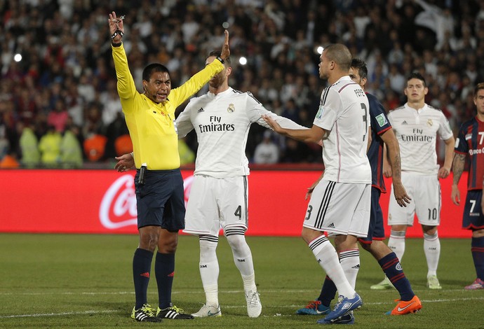 árbitro Walter Lopez e Pepe Real Madrid x São Lorenzo  (Foto: AP)